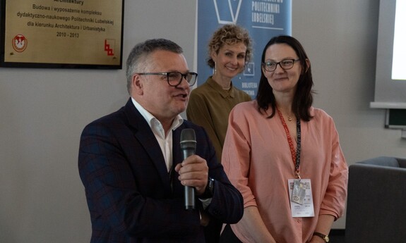 Rektor ds nauki PL, dyrektor CINT i pracownik Wydawnictwa PL otwierają 2-gi dzień konferencji