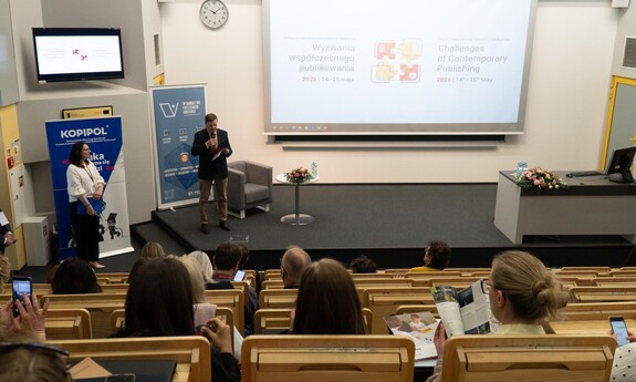 Rektor PL wita gości konferencji ze sceny 