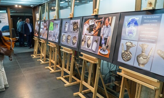 Wystawa plansz ustawionych na sztalugach, prezentująca proces skanowania 3D
