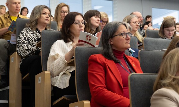 widok na salę z uczestnikami konferencji
