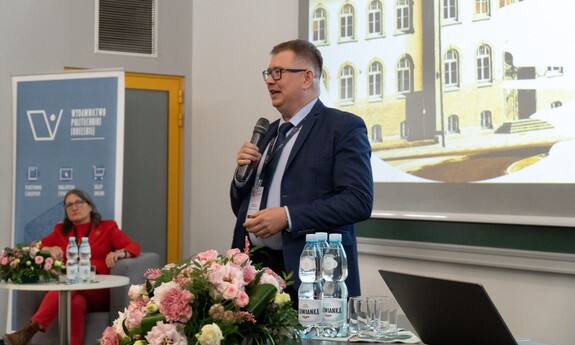 Prelegent wygłasza prezentację